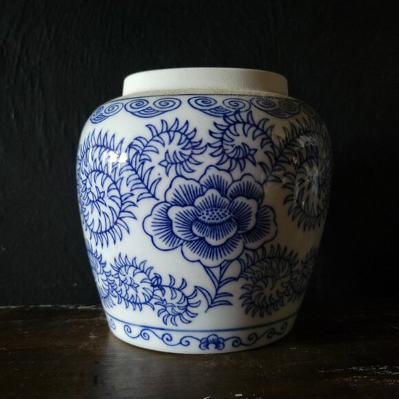 Small Oval Shape Vintage Blue and White Chinoiserie Asian Ginger Jar / Vase - Picture 1 of 6